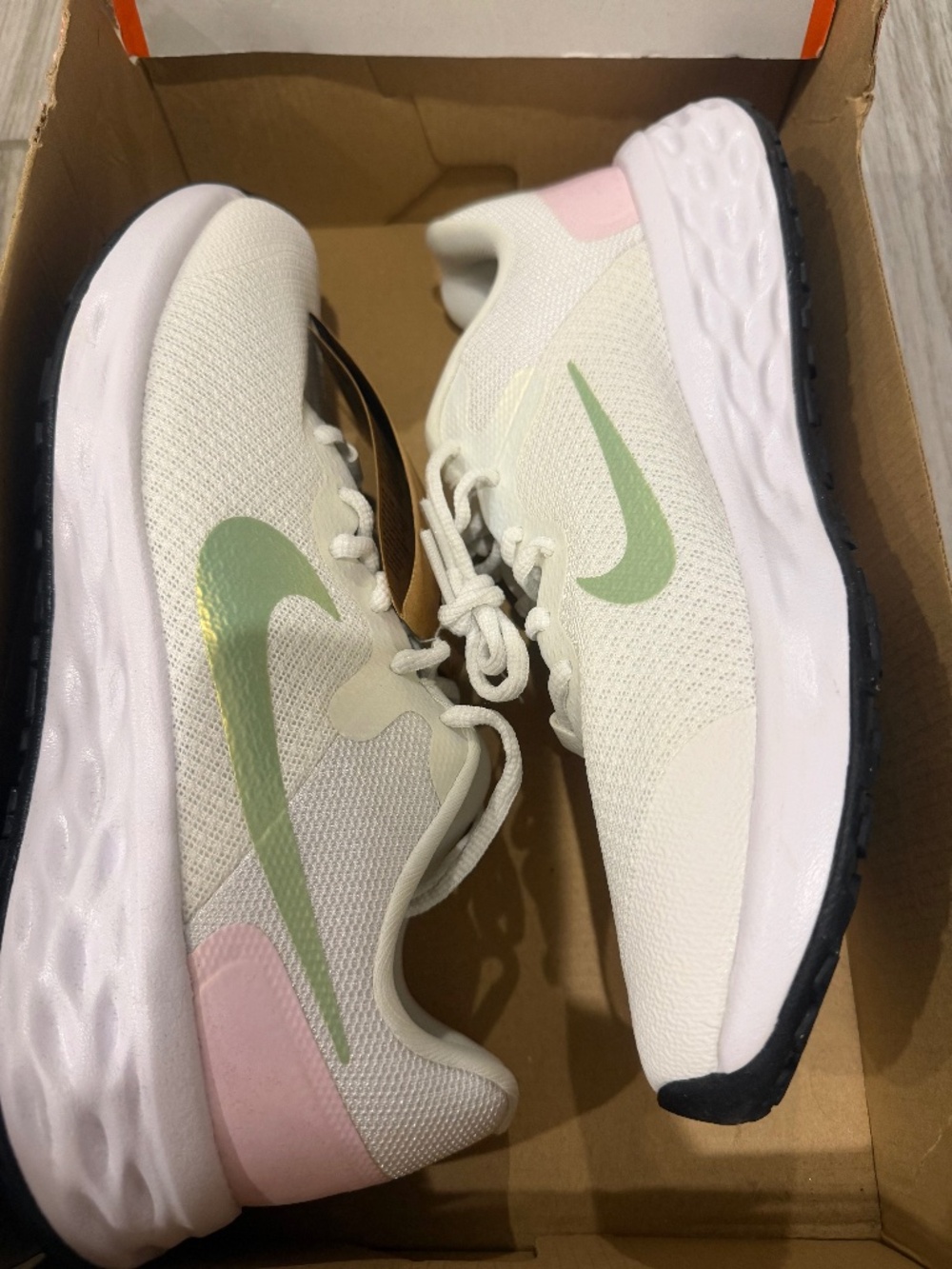 NEW-NIKE GIRLS SHOES 6.5Y